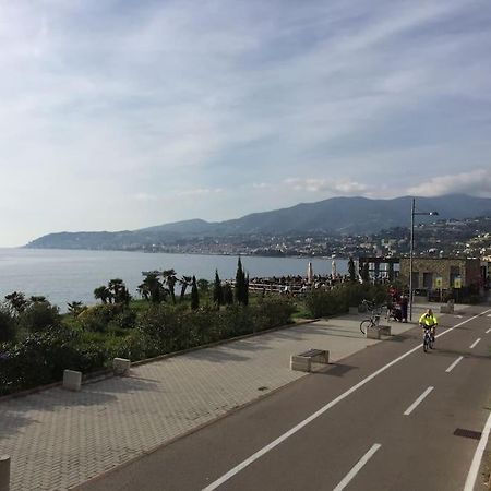 Casa Noemi, A Pochi Passi Dalle Spiagge E Dal Centro Di Arma Di Taggia. Exterior foto